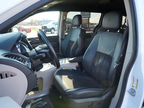 Used 2020 Dodge Grand Caravan SXT w/ Rear Park Assist Package FWD image 12