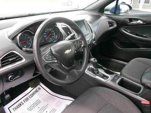 Used 2017 Chevrolet Cruze LT w/ Convenience Package FWD image 9