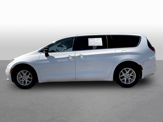 Used 2024 Chrysler Pacifica Touring-L FWD image 4