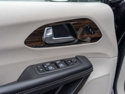 Used 2023 Chrysler Pacifica Limited image 15