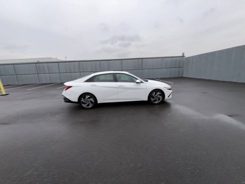 Used 2025 Hyundai Elantra SEL image 16