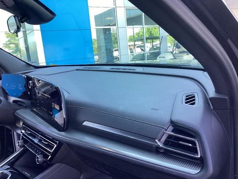 Used 2024 Chevrolet Traverse LT FWD image 17