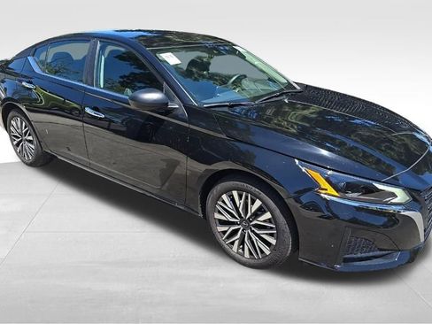 Used 2025 Nissan Altima 2.5 SV FWD image 1