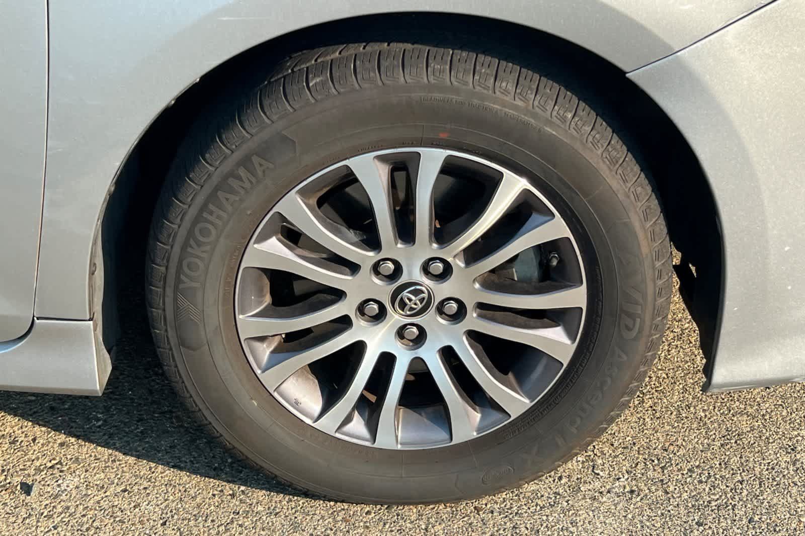 Used 2019 Toyota Sienna XLE w/ XLE Navigation Package FWD image 18