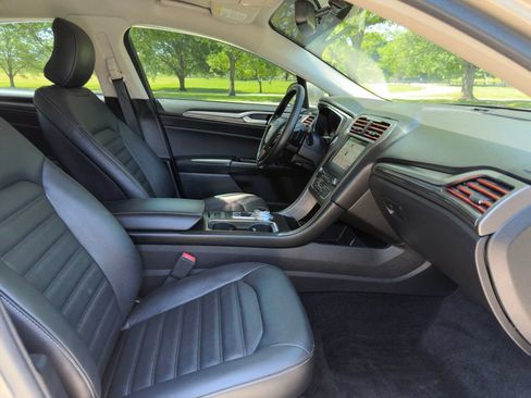Used 2017 Ford Fusion SE w/ Fusion SE Technology Package FWD image 32