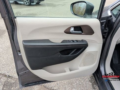 Used 2018 Chrysler Pacifica Touring-L FWD image 13