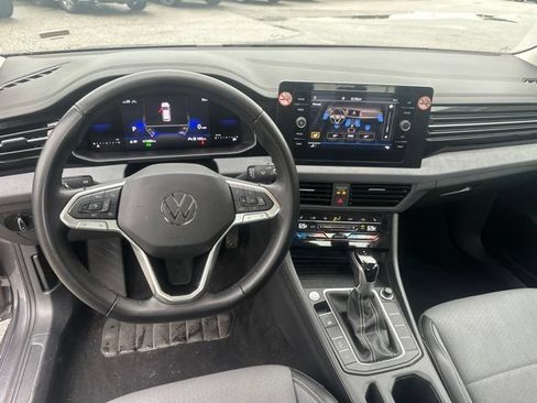 Used 2025 Volkswagen Jetta SE FWD image 21