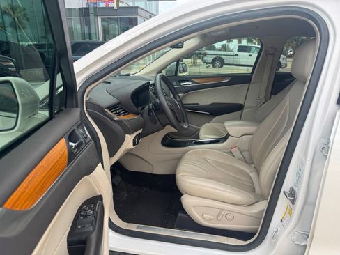 Used 2019 Lincoln MKC Select w/ Select Plus Package FWD image 2