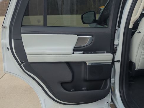 Used 2025 Ford Expedition Platinum image 19