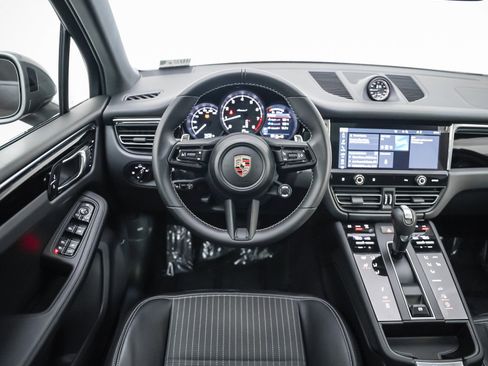 Certified 2025 Porsche Macan Turbo image 16