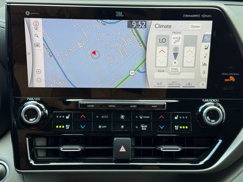 Used 2020 Toyota Highlander Limited FWD image 25