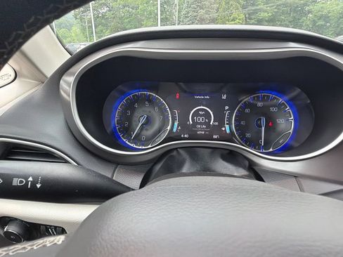 Used 2023 Chrysler Pacifica Touring-L FWD image 20