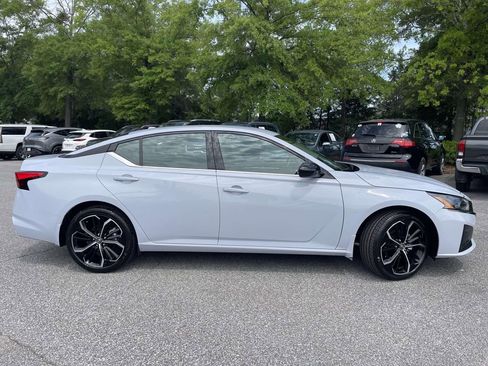 Used 2025 Nissan Altima 2.5 SR AWD/4WD image 2