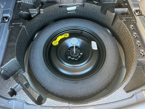 Used 2017 Land Rover Discovery Sport SE image 41