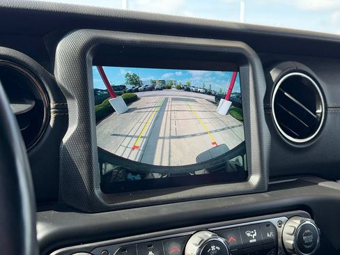 Used 2022 Jeep Wrangler Unlimited Sahara AWD/4WD image 20