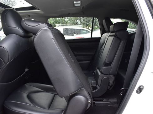 Used 2020 Toyota Highlander XLE AWD/4WD image 24