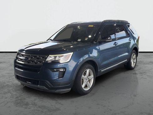 Used 2018 Ford Explorer XLT w/ Equipment Group 202A FWD image 4