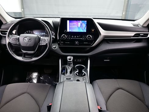 Used 2024 Toyota Highlander LE AWD/4WD image 18