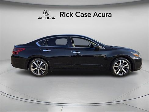 Used 2017 Nissan Altima 3.5 SR w/ Interior Lighting Package image 4