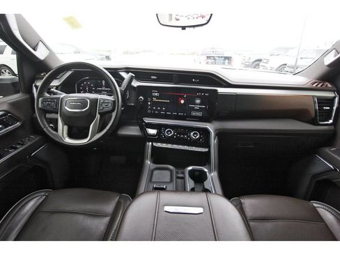 Used 2024 GMC Sierra 2500 Denali w/ Denali Reserve Package AWD/4WD image 9