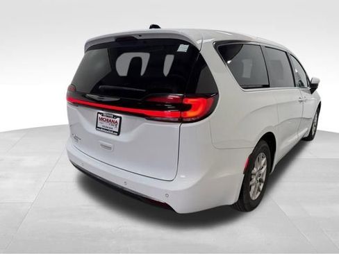 Used 2023 Chrysler Pacifica Touring-L FWD image 7