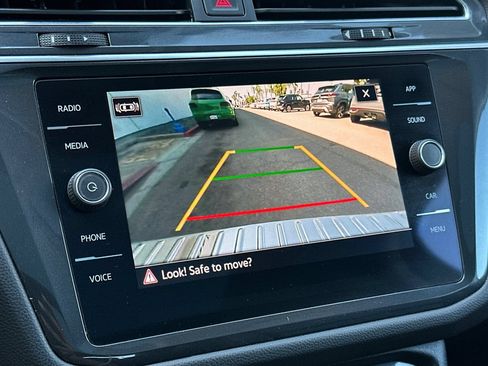 Used 2022 Volkswagen Tiguan SE w/ Panoramic Sunroof Package FWD image 20