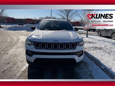 Used 2024 Jeep Compass Latitude image 3