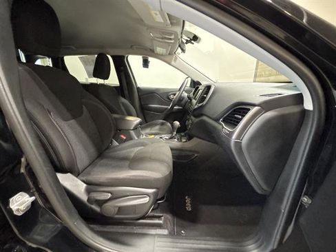 Used 2019 Jeep Cherokee Latitude w/ Popular Appearance Group AWD/4WD image 19
