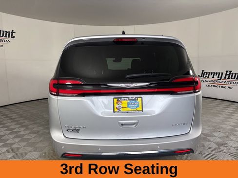 Used 2024 Chrysler Pacifica Limited FWD image 7