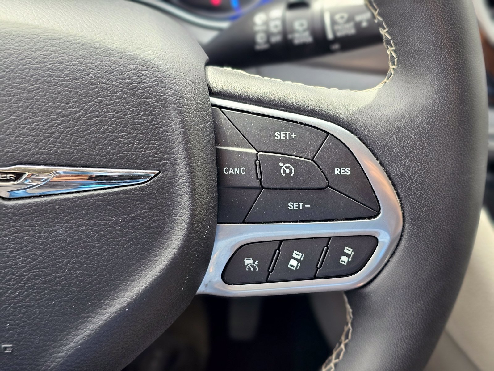 Used 2024 Chrysler Pacifica Limited FWD image 18