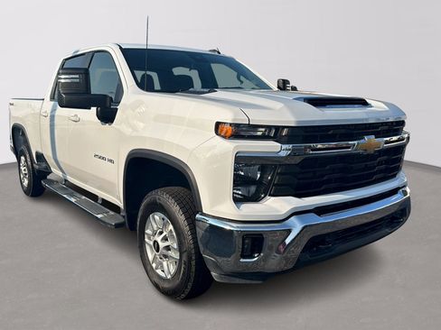 Used 2025 Chevrolet Silverado 2500 LT w/ Convenience Package AWD/4WD image 2