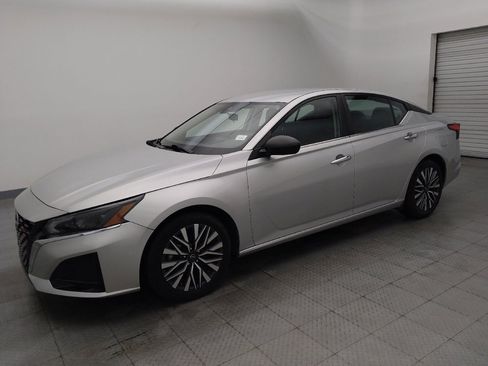 Used 2024 Nissan Altima 2.5 SV image 2