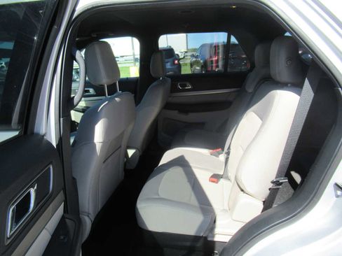 Used 2018 Ford Explorer XLT AWD/4WD image 18