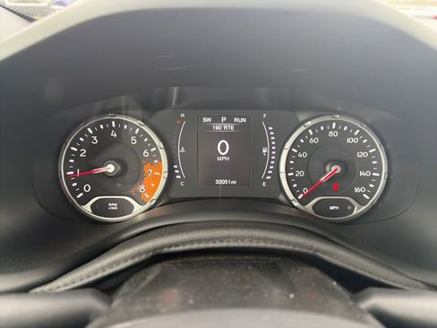 Used 2018 Jeep Renegade Latitude w/ Popular Equipment Group image 19