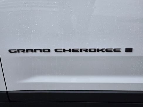 Used 2025 Jeep Grand Cherokee 4WD image 37