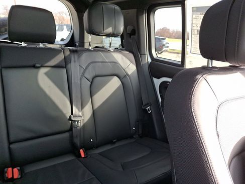 New 2026 Land Rover Defender 110 V8 AWD/4WD image 17