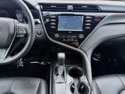 Used 2020 Toyota Camry SE w/ Convenience Package FWD image 18