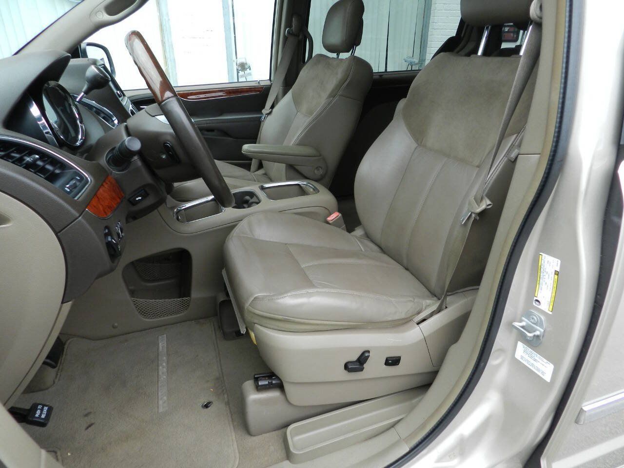 Used 2014 Chrysler Town & Country Limited w/ Luxury Group FWD image 2
