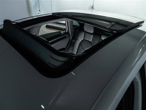 Certified 2025 Porsche Macan image 17