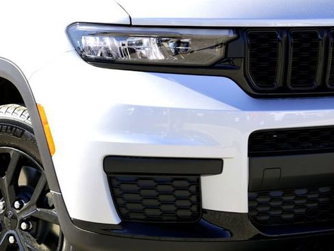 New 2025 Jeep Grand Cherokee L Laredo image 3