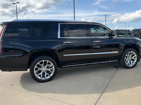Used 2019 Cadillac Escalade ESV Premium Luxury AWD/4WD image 16