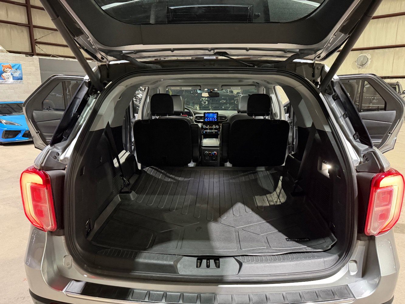 Used 2022 Ford Explorer Limited w/ Equipment Group 301A AWD/4WD image 19