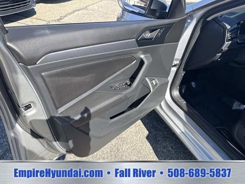 Used 2024 Volkswagen Jetta SE FWD image 17