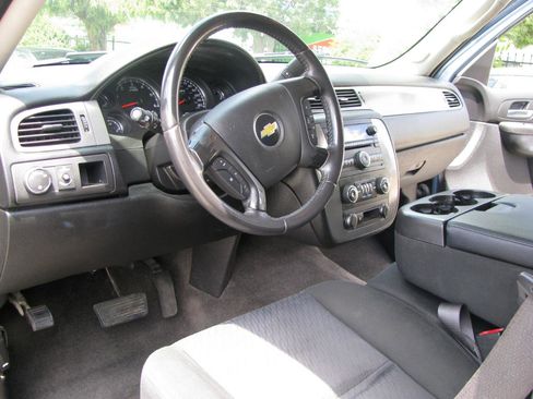 Used 2010 Chevrolet Suburban LS RWD image 9