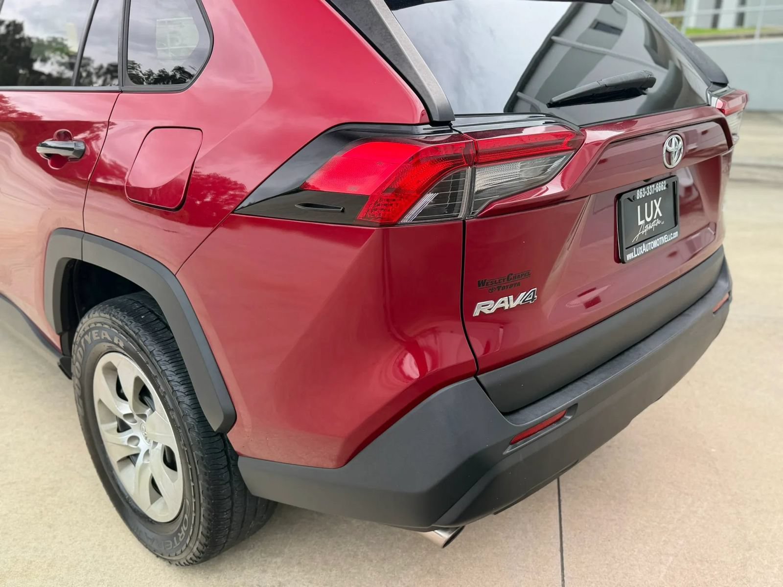 Used 2019 Toyota RAV4 LE FWD image 12