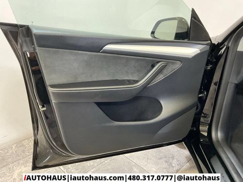 Used 2024 Tesla Model Y Long Range AWD/4WD image 39