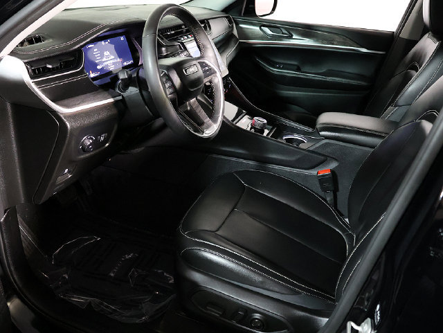 Used 2024 Jeep Grand Cherokee Limited AWD/4WD image 12