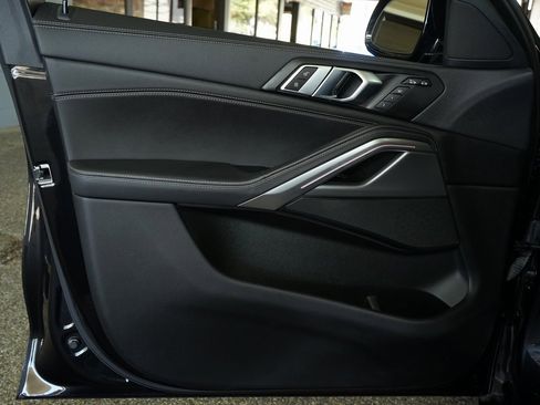 Used 2023 BMW X6 xDrive40i w/ Executive Package image 2