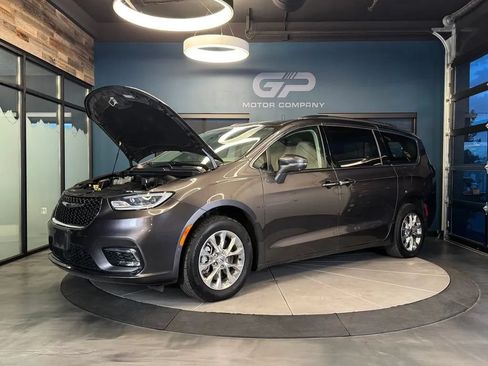 Used 2021 Chrysler Pacifica Touring-L w/ Uconnect Theater Family Group AWD/4WD image 26