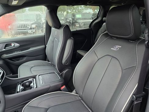 New 2026 Chrysler Pacifica Limited w/ S Appearance Package image 17